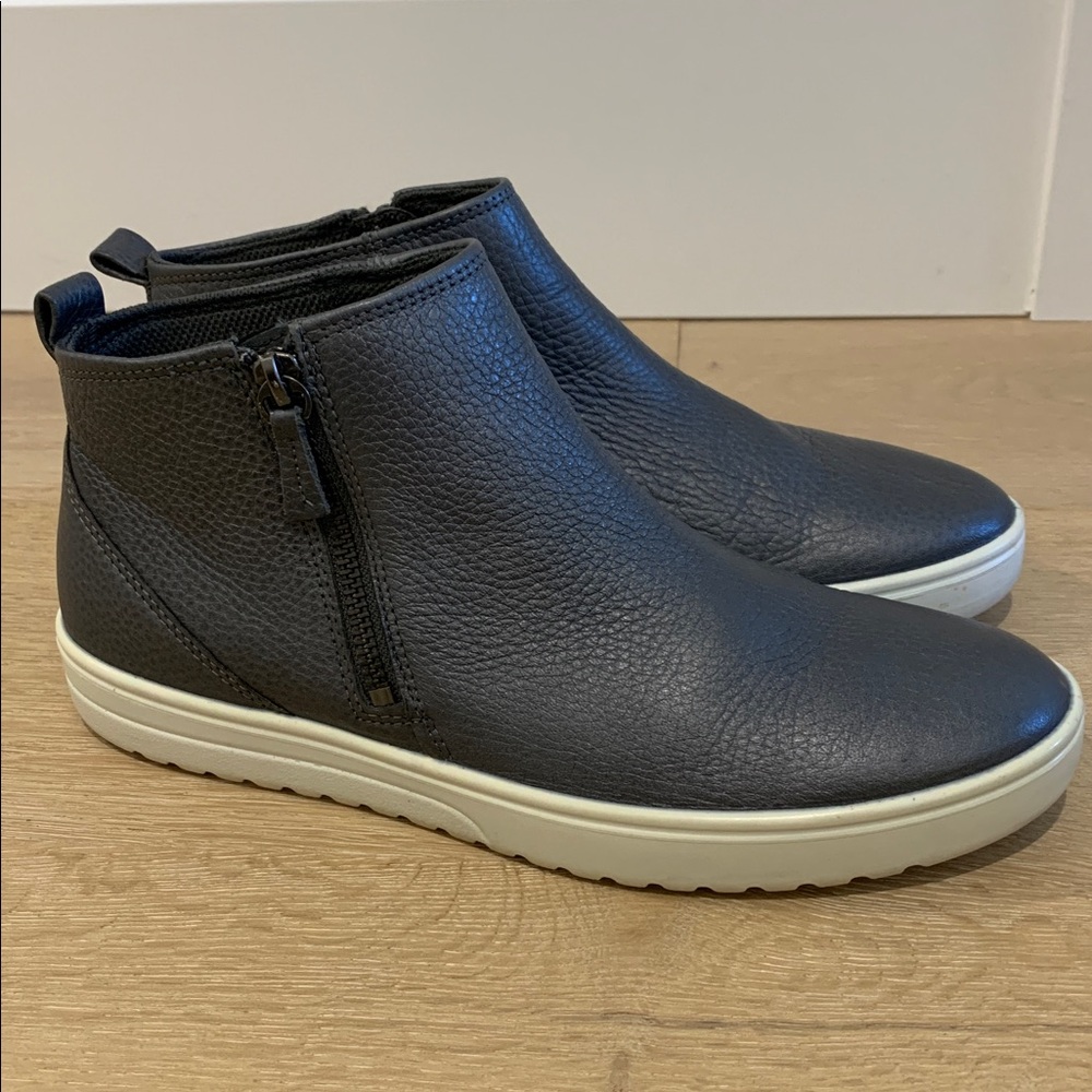 Ecco Women’s Low Booties- Silver Leather